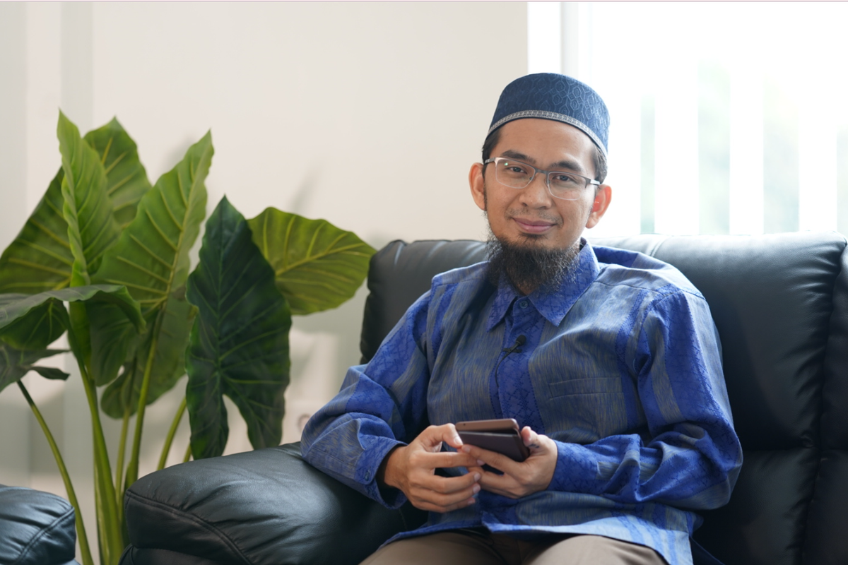Profil Ustaz Adi Hidayat: Pendidikan, Dakwah, dan Karya